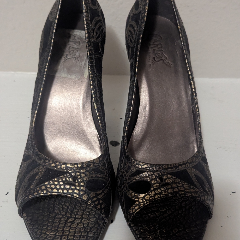 Elegant Black and Gold Women's Shoes
